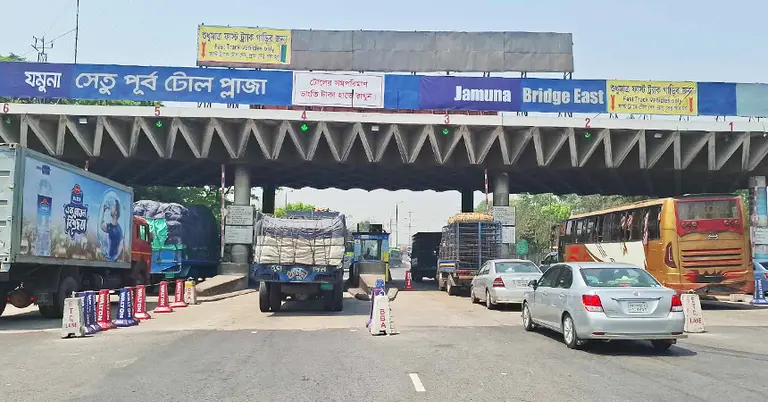 যমুনা সেতু দিয়ে যানবাহন পারাপার
